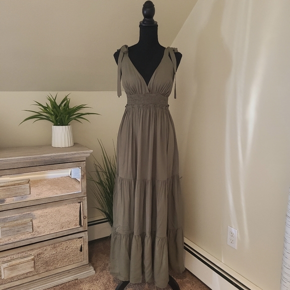 🌟 Women's Tiered Sleeveless Army Green Maxi Dress, Size Small - Picture 4 of 11